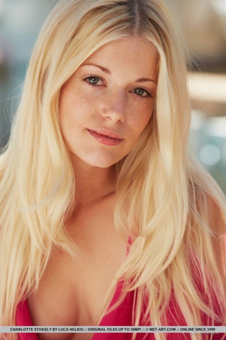 Милая блондинка Charlotte Stokely любит позировать на природе, купаться в солнечных лучах