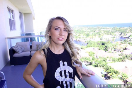Соблазнительная девчушка Kiara Knight вытрахана пальчиками и членом