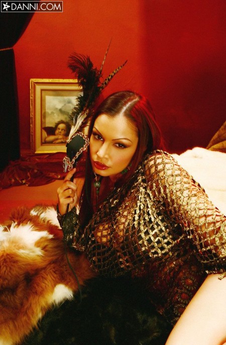 Откинувшись и расслабившись, Aria Giovanni выглядит как само совершенство